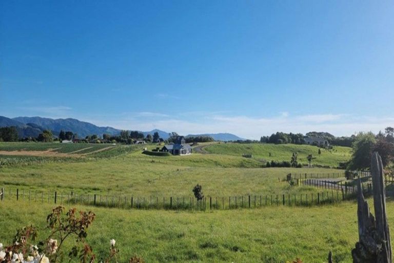 Photo of property in 9 Waipuna Grove, Levin, 5571