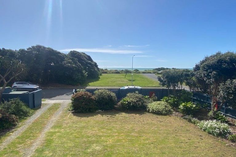 Photo of property in 104 Field Way, Waikanae Beach, Waikanae, 5036