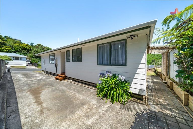 Photo of property in 13 Barberry Grove, Maungaraki, Lower Hutt, 5010