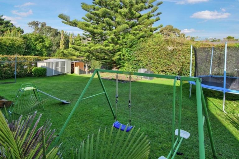 Photo of property in 24 Cheriton Road, Mellons Bay, Auckland, 2014