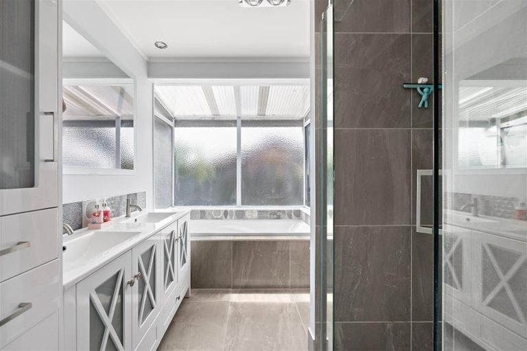 Photo of property in 2 Caesar Roose Drive, Glenview, Hamilton, 3206