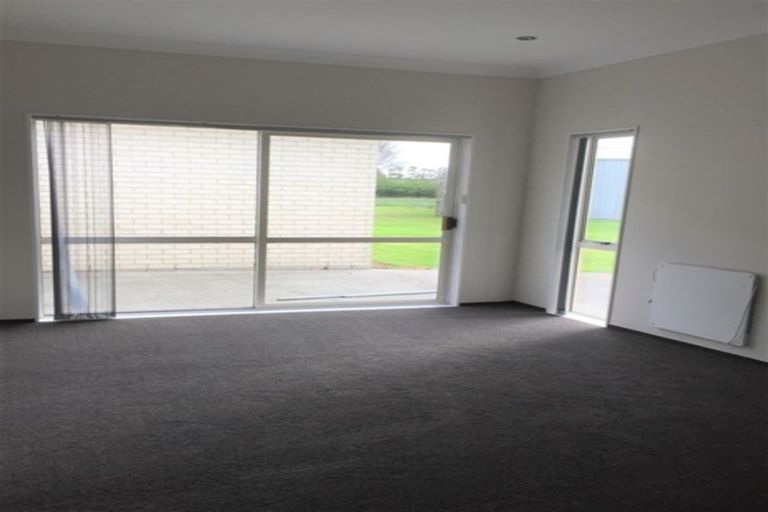 Photo of property in 154 Boord Crescent, Kumeu, 0891