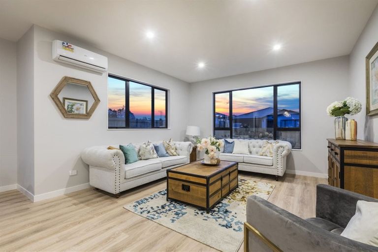 Photo of property in 22 Vinistra Road, Kumeu, 0810