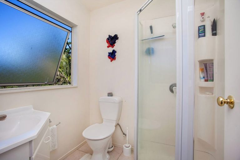 Photo of property in 6 Cayman Place, Unsworth Heights, Auckland, 0632