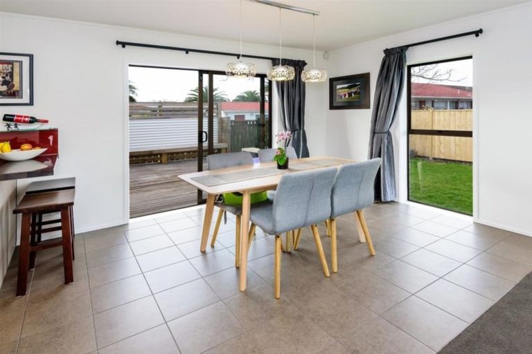 Photo of property in 2/15 Dowling Place, Pakuranga, Auckland, 2010