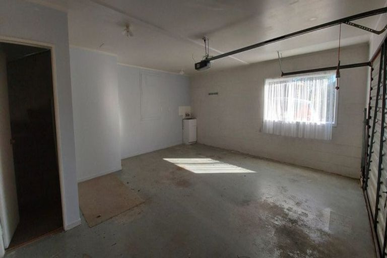 Photo of property in 187 Edmonton Road, Te Atatu South, Auckland, 0610