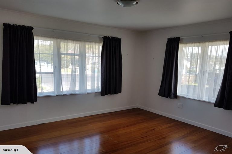 Photo of property in 176 Beach Haven Road, Beach Haven, Auckland, 0626