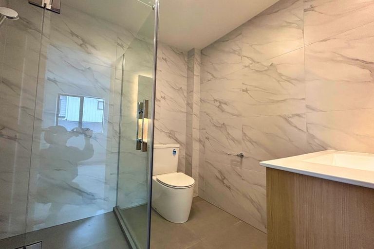 Photo of property in 23c Athena Drive, Totara Vale, Auckland, 0629