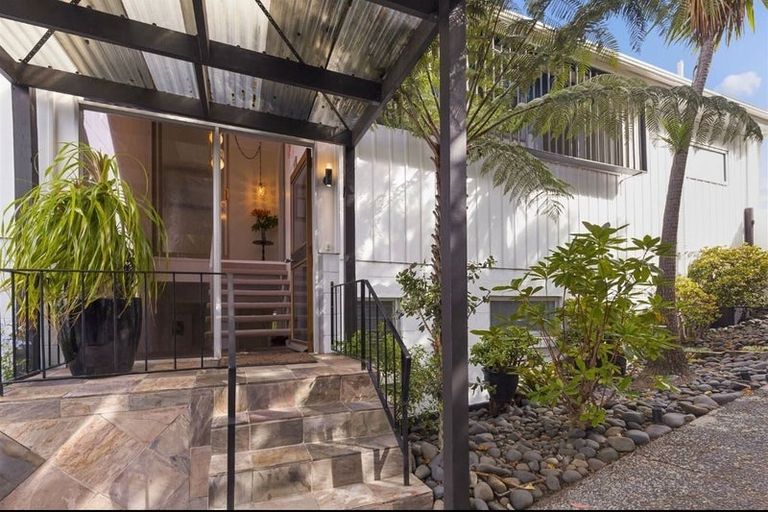 Photo of property in 15 Ravenwood Drive, Forrest Hill, Auckland, 0620