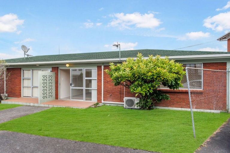 Photo of property in 2/5 Sylvan Crescent, Te Atatu South, Auckland, 0610