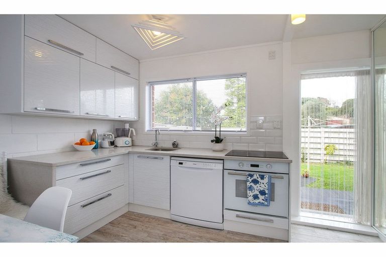 Photo of property in 1/83 Birkdale Road, Birkdale, Auckland, 0626
