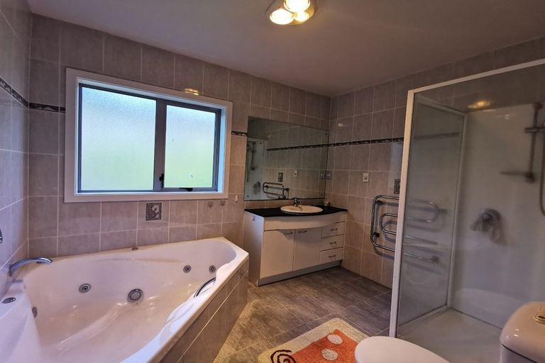 Photo of property in 19 Cricklade Terrace, Windsor Park, Auckland, 0632