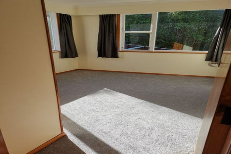 Photo of property in 5 Walnut Way, Maungaraki, Lower Hutt, 5010