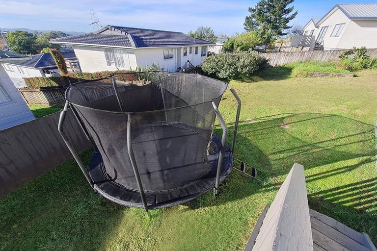 Photo of property in 1/8 Flaunty Place, West Harbour, Auckland, 0618