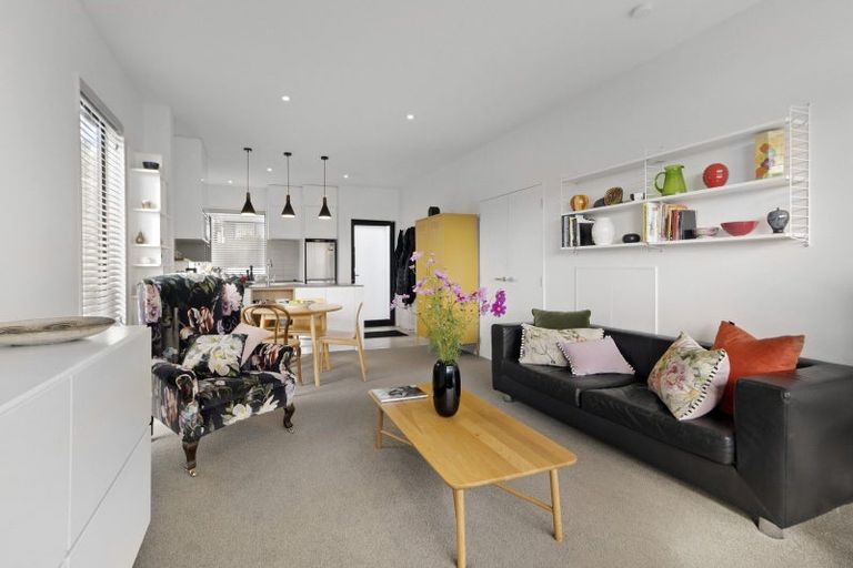 Photo of property in 15/6 Oswald Crescent, Paparangi, Wellington, 6037