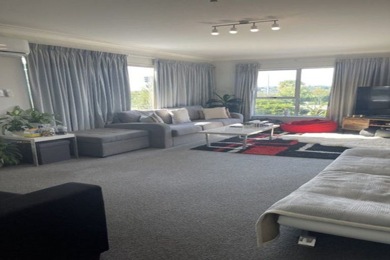 Photo of property in 1/212 Te Atatu Road, Te Atatu South, Auckland, 0610