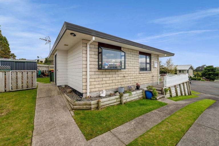 Photo of property in 11 Te Ngaere Place, Merrilands, New Plymouth, 4312