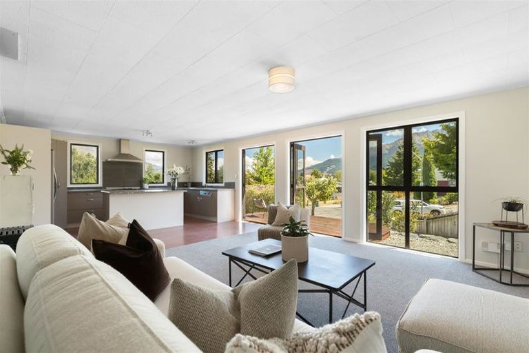 Photo of property in 7 Larch Court, Kelvin Heights, Queenstown, 9300