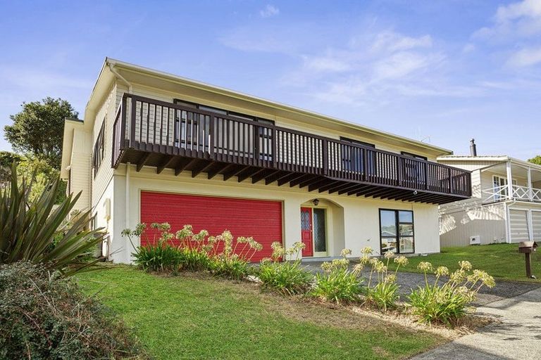 Photo of property in 6 Zande Terrace, Tawa, Wellington, 5028