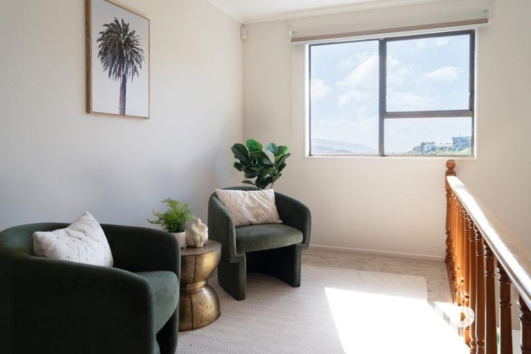 Photo of property in 44 Colchester Crescent, Newlands, Wellington, 6037