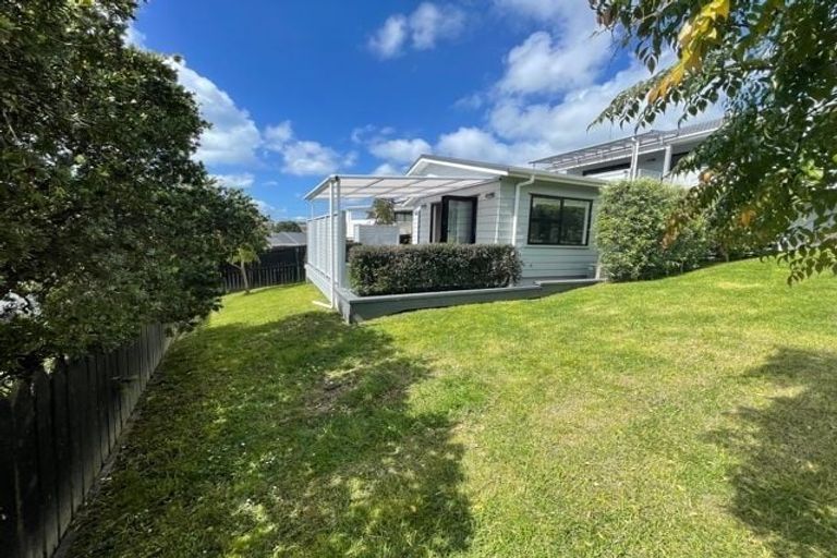 Photo of property in 32 Meadowood Drive, Unsworth Heights, Auckland, 0632