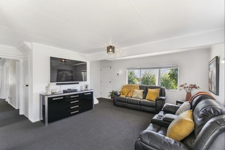 Photo of property in 15 Dalwhinnie Parade, Highland Park, Auckland, 2010