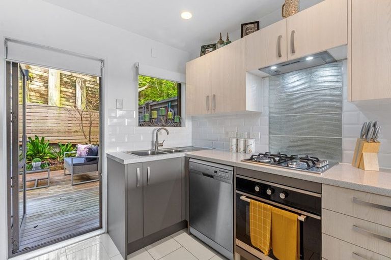 Photo of property in 2/13 Pannill Place, Oteha, Auckland, 0632