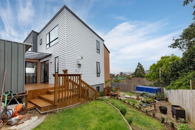 Photo of property in 28d Edmonton Road, Henderson, Auckland, 0612