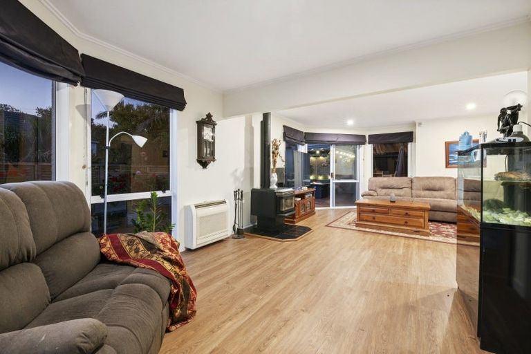 Photo of property in 2/992 Beach Road, Torbay, Auckland, 0630