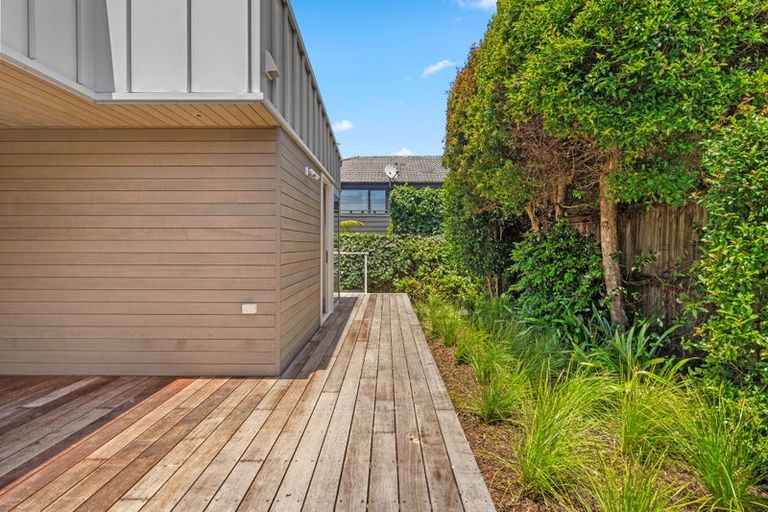 Photo of property in 1/37 Parr Terrace, Castor Bay, Auckland, 0620