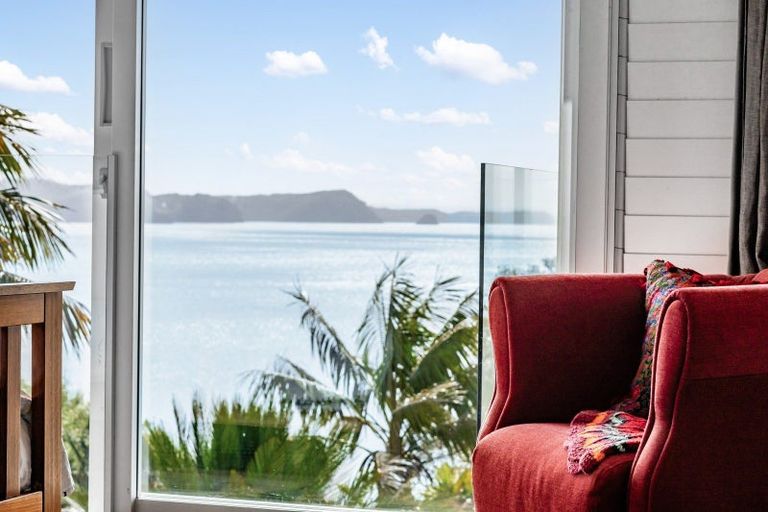 Photo of property in 33 Chelverton Terrace, Red Beach, 0932