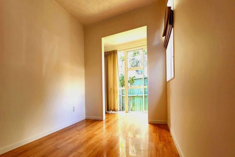 Photo of property in 2/11 Gloria Avenue, Te Atatu Peninsula, Auckland, 0610