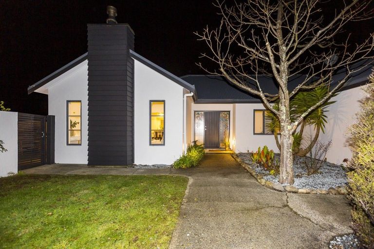 Photo of property in 1 Garrett Place, Riverstone Terraces, Upper Hutt, 5018