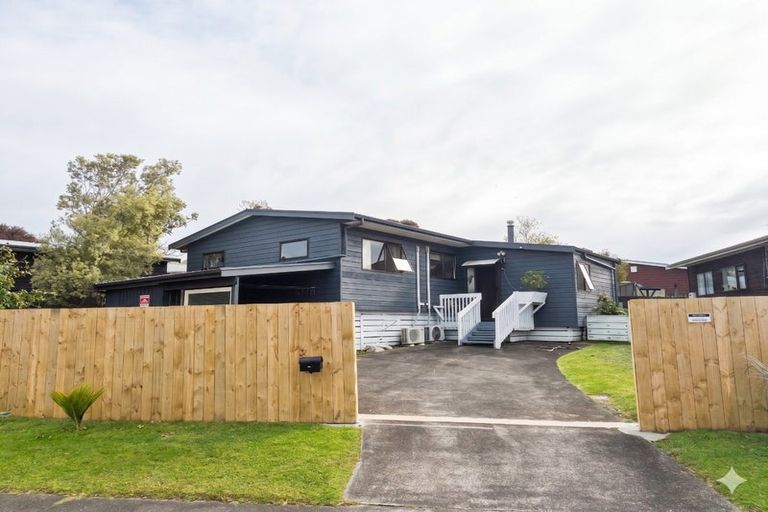 Photo of property in 28 Meadowvale Rise, Titirangi, Auckland, 0604