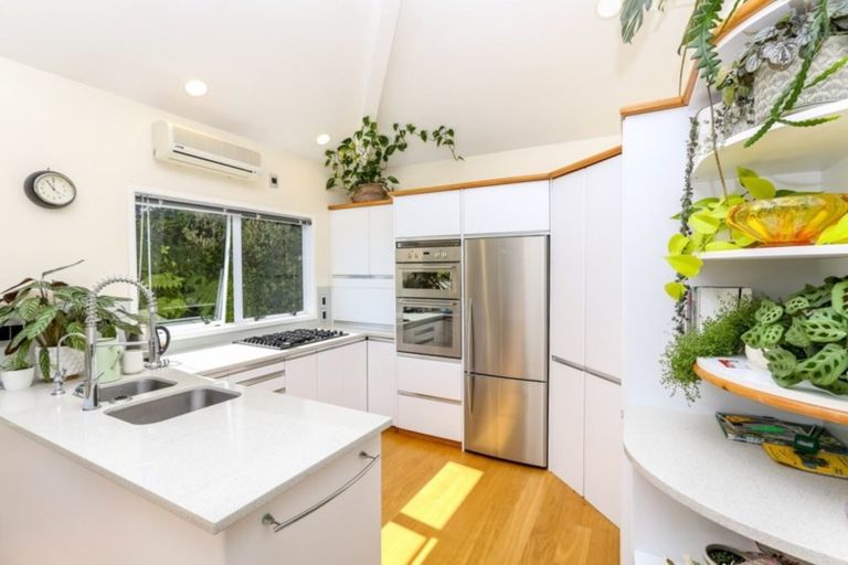 Photo of property in 7 Sequoia Grove, Merrilands, New Plymouth, 4312