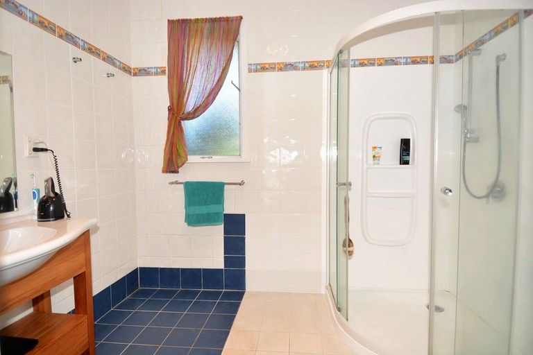 Photo of property in 258 Marine Parade, Bluff, 9814