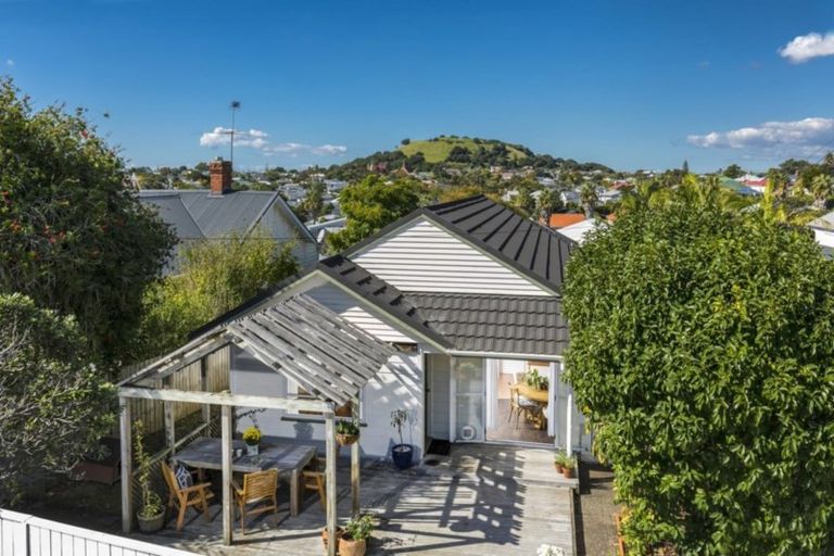 Photo of property in 30a William Bond Street, Stanley Point, Auckland, 0624