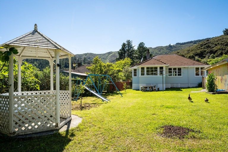 Photo of property in 18 Boyd Grove, Naenae, Lower Hutt, 5011