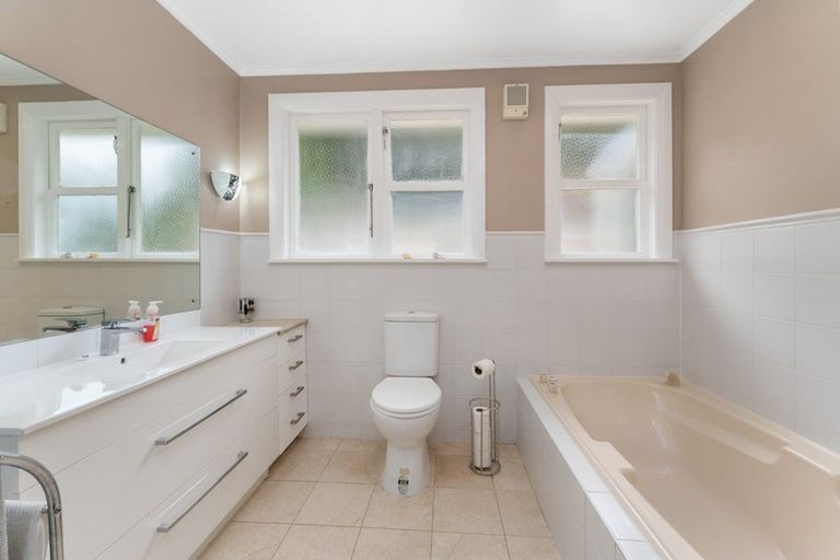 Photo of property in 14 Pinehaven Road, Pinehaven, Upper Hutt, 5019