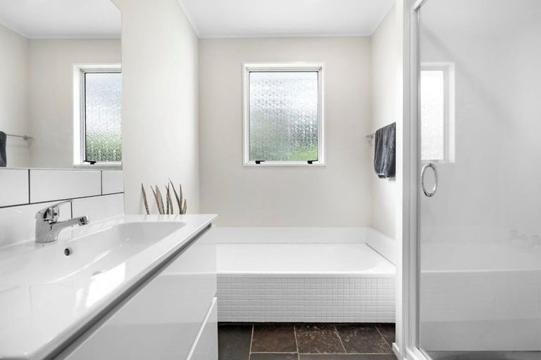 Photo of property in 63 Trias Road, Totara Vale, Auckland, 0629