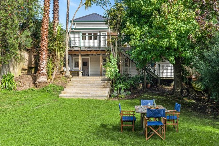 Photo of property in 32 Hastings Parade, Devonport, Auckland, 0624