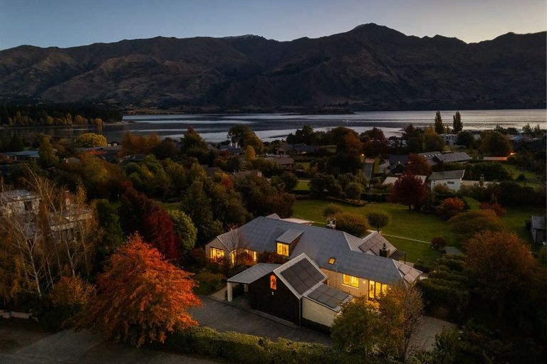Photo of property in 248 Beacon Point Road, Wanaka, 9305