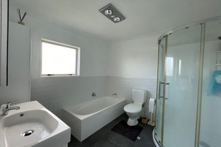 Photo of property in 2/8 Rickards Place, New Lynn, Auckland, 0600