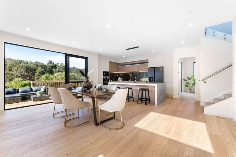 Photo of property in 16 Mcmenamin Place, Fairview Heights, Auckland, 0632