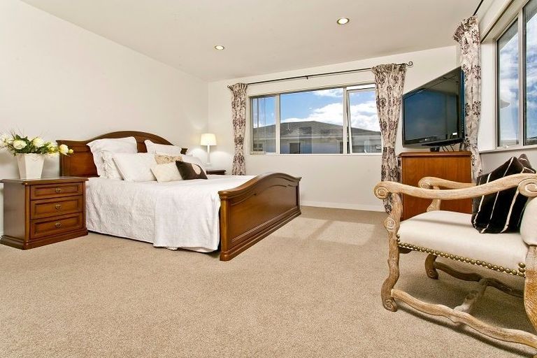 Photo of property in 26 Ballyboe Place, Pinehill, Auckland, 0632