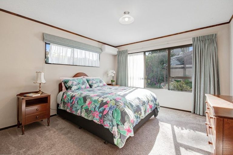 Photo of property in 18 Kennedy Avenue, Forrest Hill, Auckland, 0620