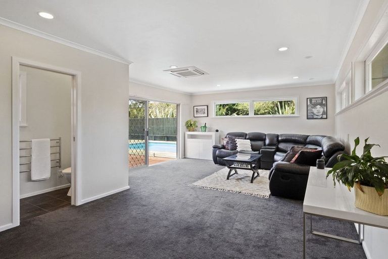 Photo of property in 34 Cliff View Drive, Green Bay, Auckland, 0604