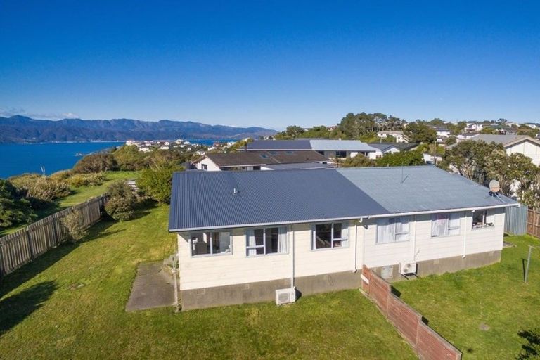 Photo of property in 15b Bayswater Place, Newlands, Wellington, 6037