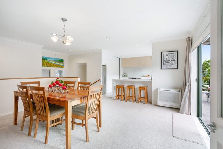 Photo of property in 20 Rising Parade, Fairview Heights, Auckland, 0632
