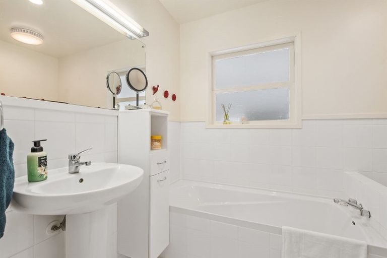 Photo of property in 1/1 Tallington Crescent, Torbay, Auckland, 0630